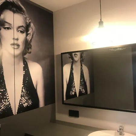 Maya's Flats & 24 - Hollywood * Gdansk