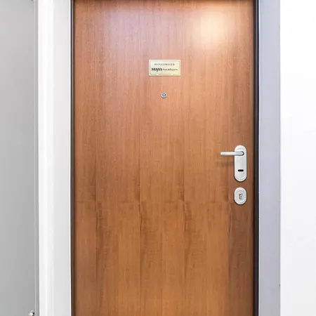 Hotel Maya's Flats & 24 - Hollywood *