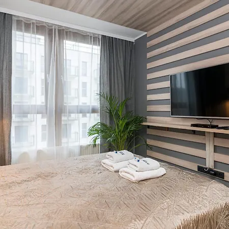 Maya's Flats & 24 - Hollywood