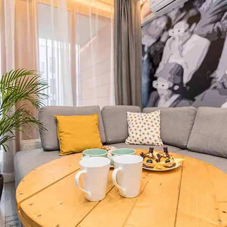 Maya's Flats & 24 - Hollywood Hotel *