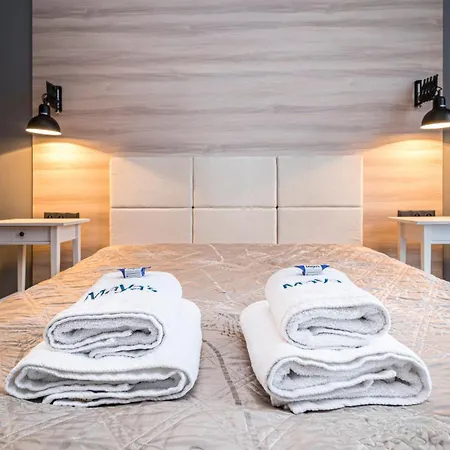 Maya's Flats & 24 - Hollywood * Danzica