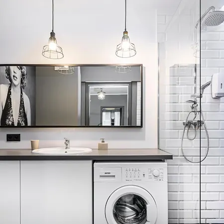 Maya's Flats & 24 - Hollywood Hotel *