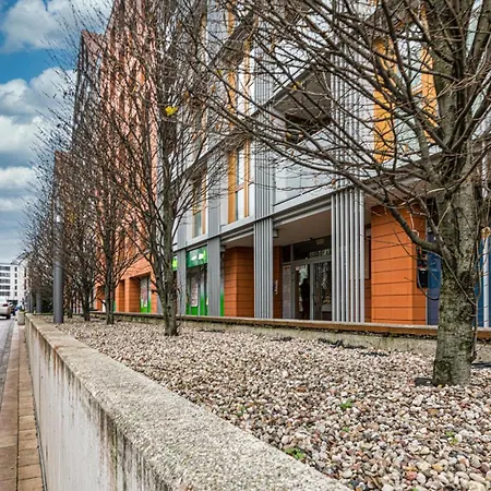 Hotel Maya's Flats & 24 - Hollywood *