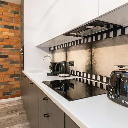 Maya's Flats & 24 - Hollywood