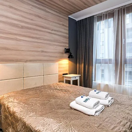 Maya's Flats & 24 - Hollywood * Danzica