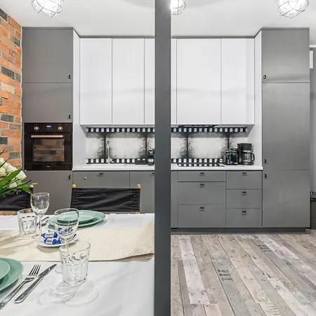 Maya's Flats & 24 - Hollywood