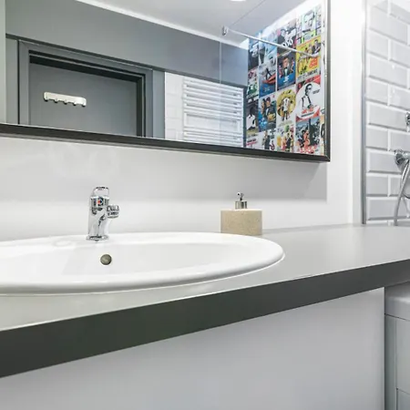 Maya's Flats & 24 - Hollywood Hotel *