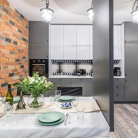 Maya's Flats & 24 - Hollywood Danzica